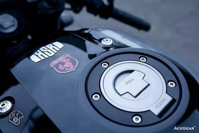 ABARTH 的蝎子厂徽，就在油箱中央，等红灯时可以多加研究
