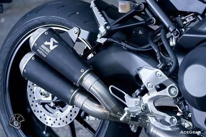 原厂搭载全段 Akrapovic 钛合金排气管
