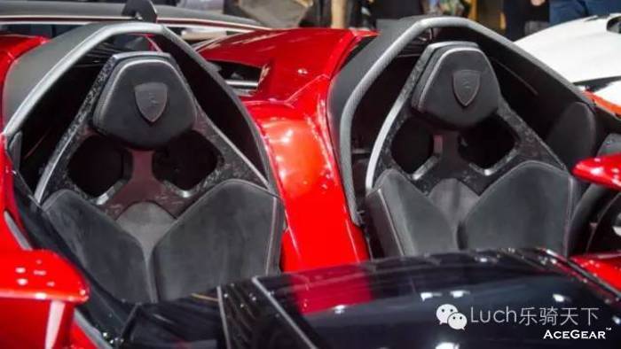 Aventador J的座椅是锻造碳纤维制成的。