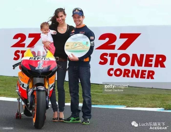 Stoner 与妻子、女儿在“Stoner Corner”命名仪式上