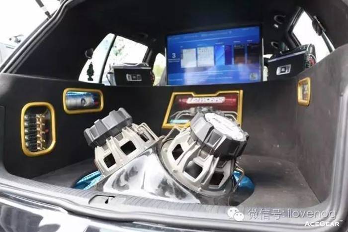 翻毛皮黑内和金框的搭配，让气罐、电容、电路走线看起来洋气极了