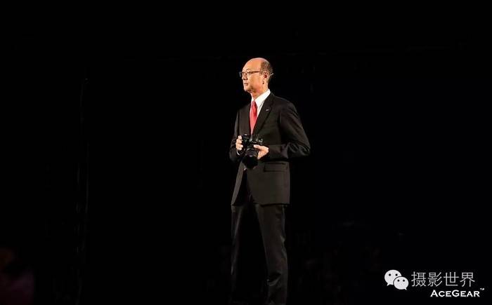 发布会上，佳能影像信息产品事业本部长户仓刚与刚刚发布的EOS 5D Mark IV