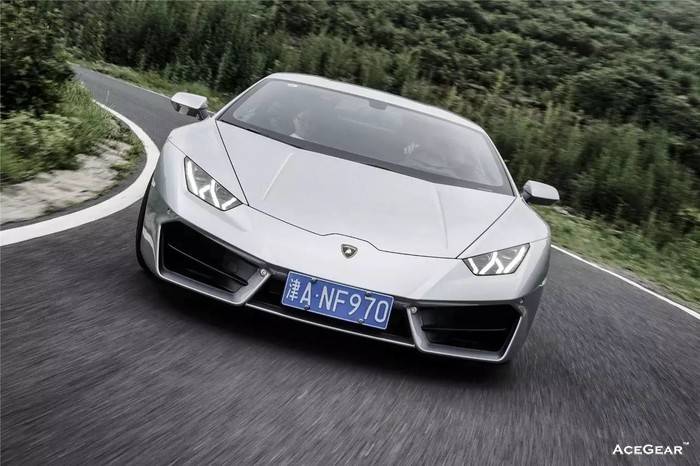 Huracán LP 580-2拥有属于自己的车头进气口设计