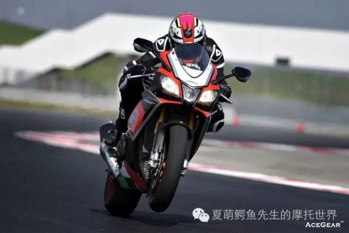 年度最佳运动型摩托车：阿普利亚RSV4 RF/RR