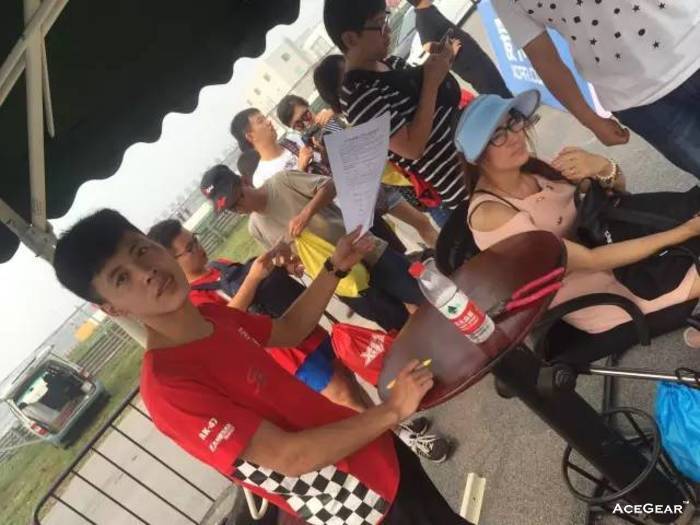 往哪看呢？好好工作！