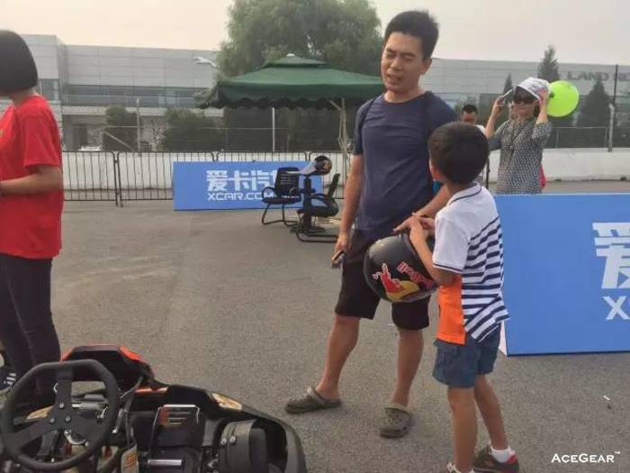 都用不到我们的教练“老爸本身就是个车迷”细心的给儿子讲赛车知识