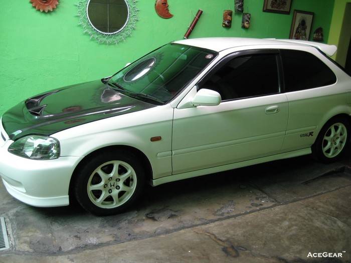 没错，就是上方黄色的那一小颗转向灯，日规原厂零件是基本条件，而且安装的位置必须与日规版一致。